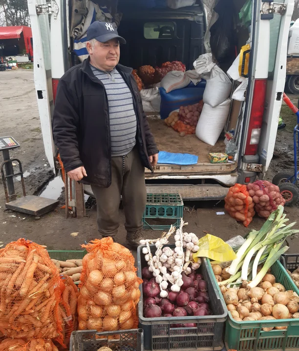 Wtorkowy targ na Hutniczej w Lubartowie. Ceny owoców, warzyw i zbóż.