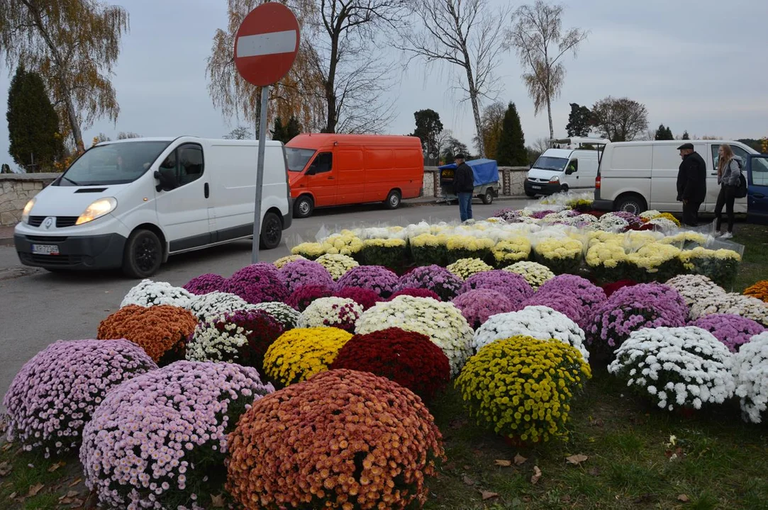 Przedświąteczny ruch przy cmentarzach w Chodlu i Poniatowej