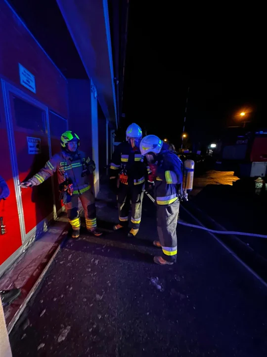 Pod osłoną nocy OSP Krzywda testuje umiejętności. Symulacje pożaru i pomocy poszkodowanemu