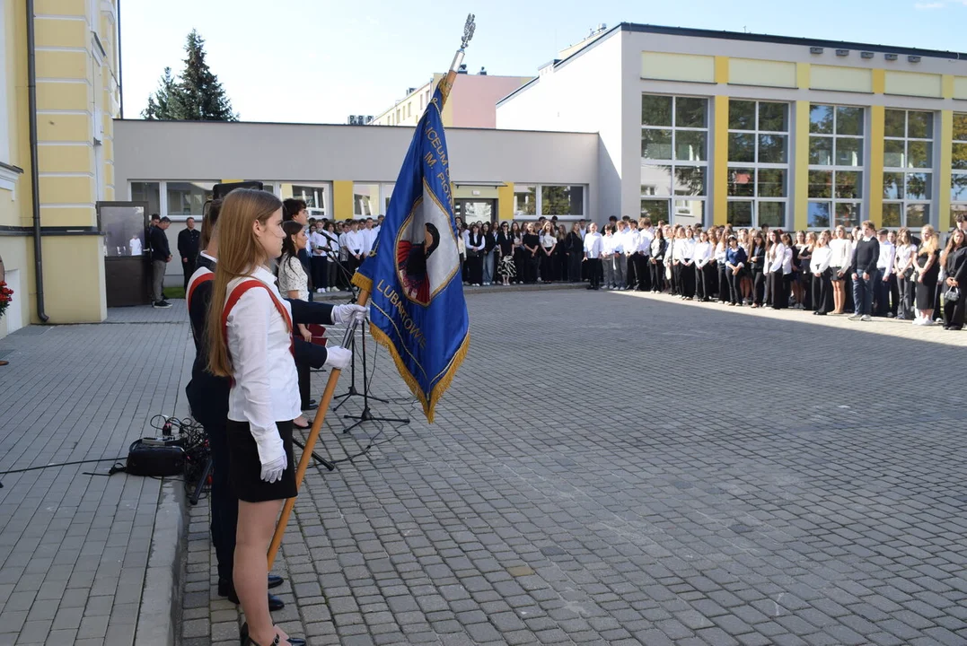 Nowy rok szkolny w II LO z oczekiwaniem na nową salę gimnastyczną (zdjęcia) - Zdjęcie główne