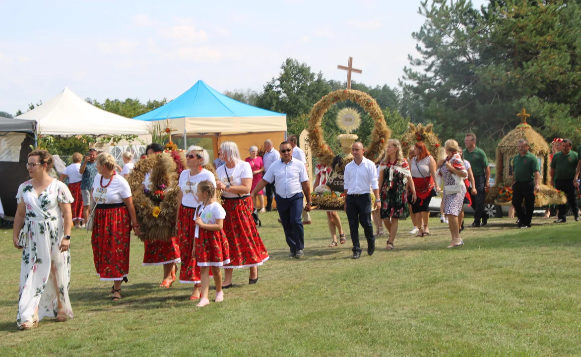 Korowód dożynkowy w Ostrówku