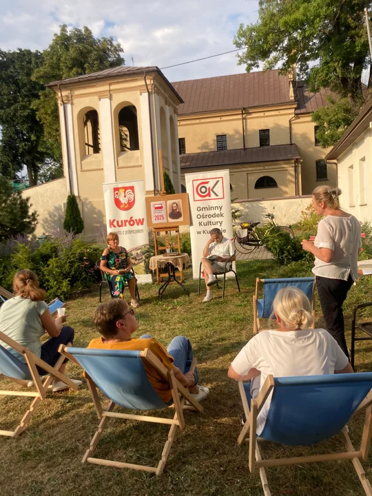 Kurów na literacką nutę. Narodowe Czytanie z Janem Kochanowskim przed biblioteką