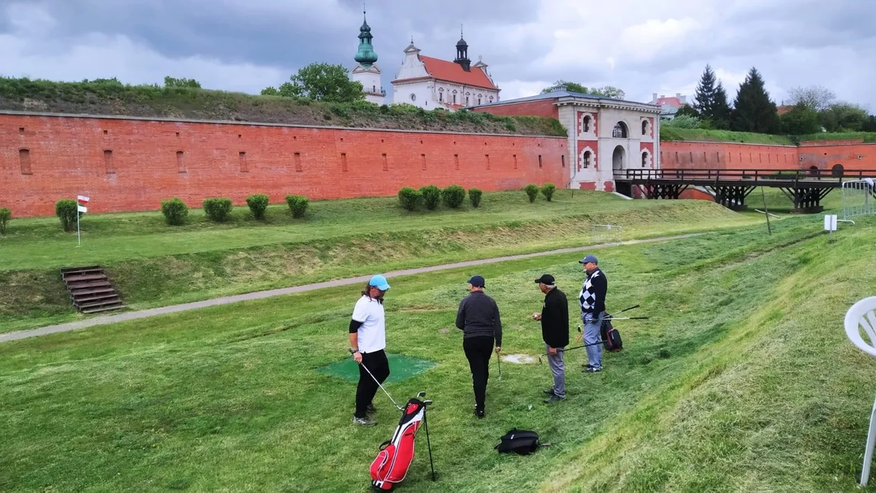 Golf w sercu fortyfikacji – takie rzeczy tylko w Zamościu! - Zdjęcie główne