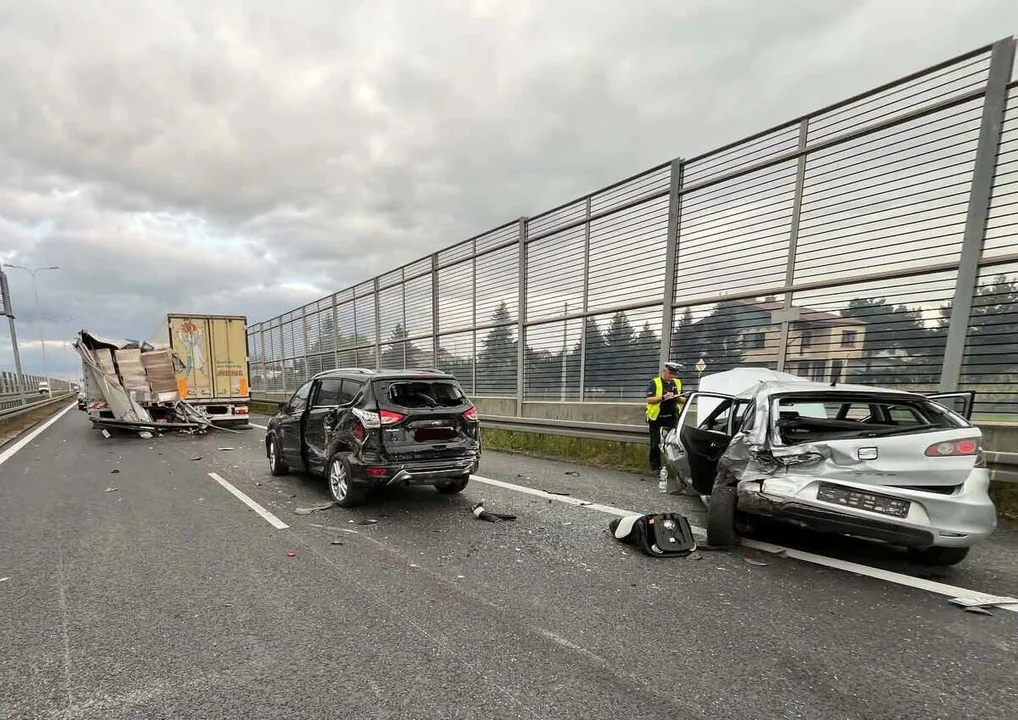 Rozbite Fiat, BMW, Lexus i bus na S12. Trzy osoby i dziecko w szpitalu po dwóch wypadkach w woj. lubelskim