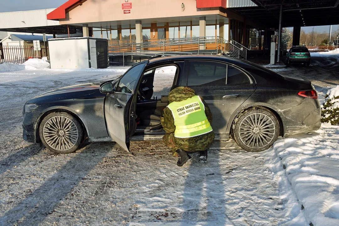 Powiat bialski: Mercedes zatrzymany na granicy. Auto warte pół miliona złotych nie wyjechało na Białoruś - Zdjęcie główne