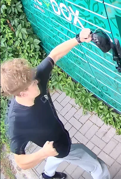 Lublin: Zniszczył paczkomat. Szukają go policjanci