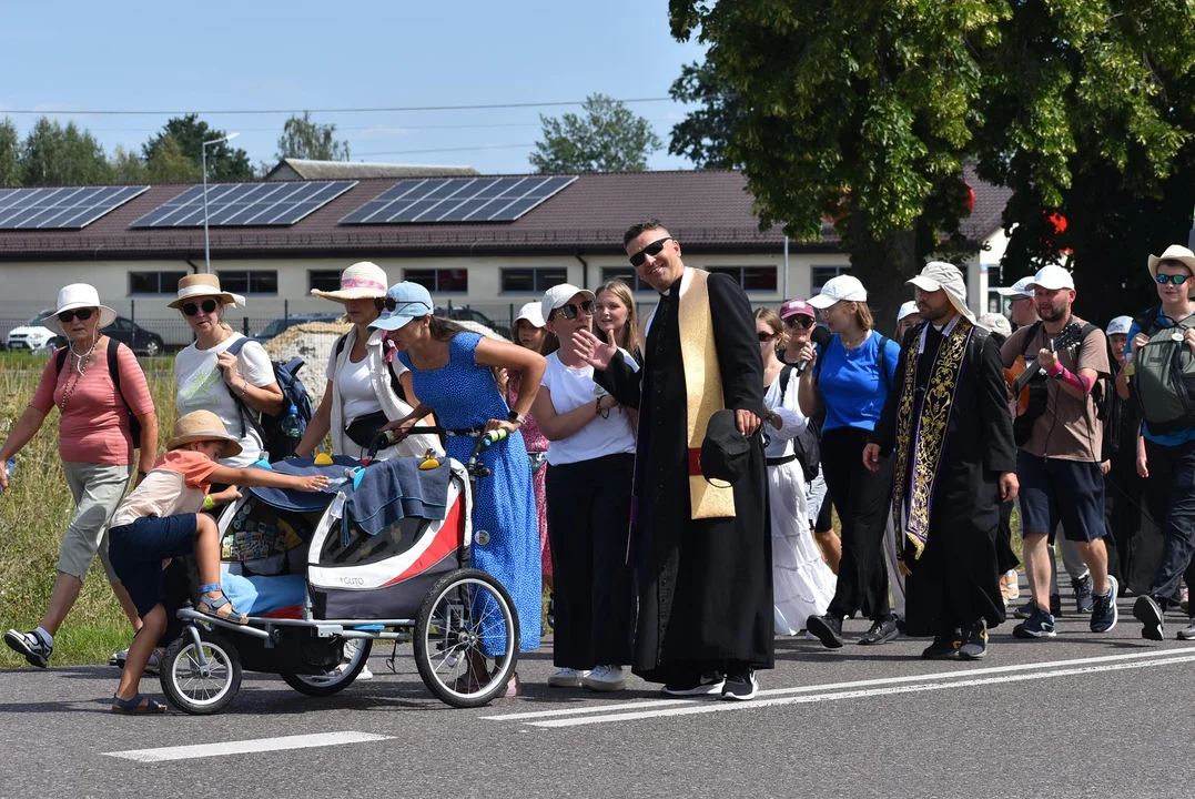 Pielgrzymi z Międzyrzeca Podlaskiego już na trasie. Zobacz zdjęcia! - Zdjęcie główne