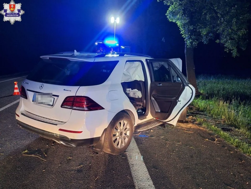 Lubelskie: Mercedes wjechał w drzewo. Jedna osoba w szpitalu