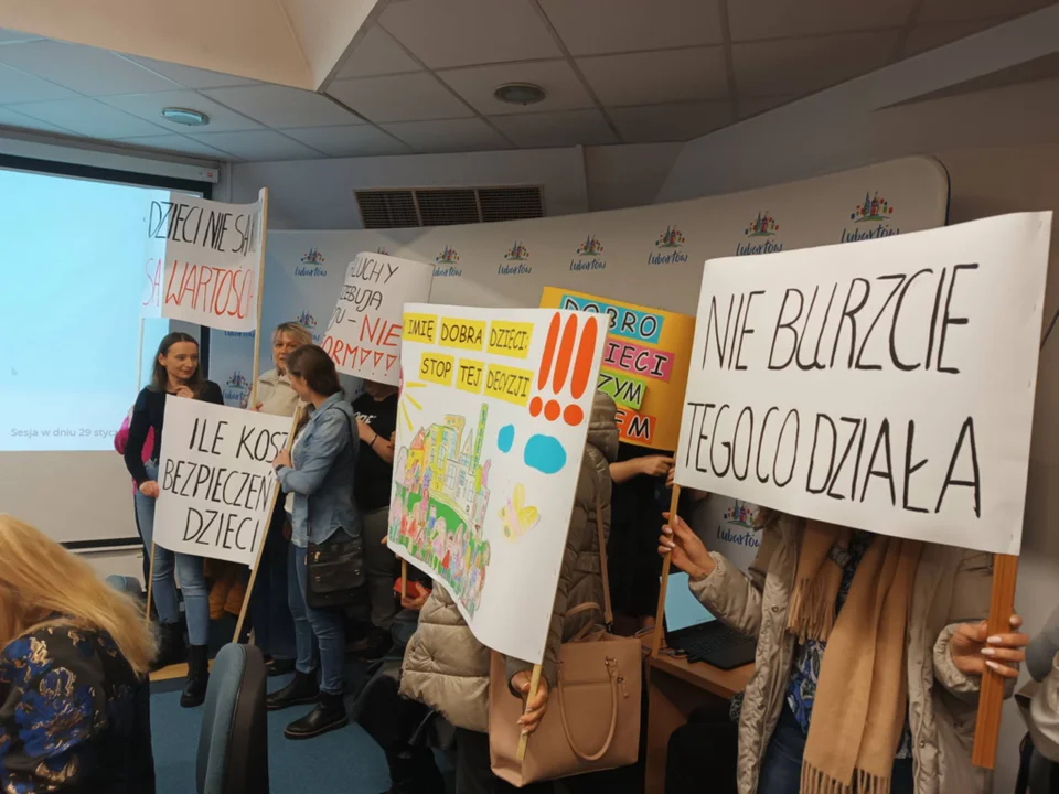 Rodzice na sesji w Lubartowie. Co z uchwałą o zespołach szkolno - przedszkolnych?  (zdjęcia) - Zdjęcie główne