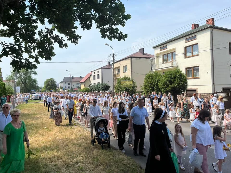 Procesja Bożego Ciała w parafii Matki Kościoła w Łukowie