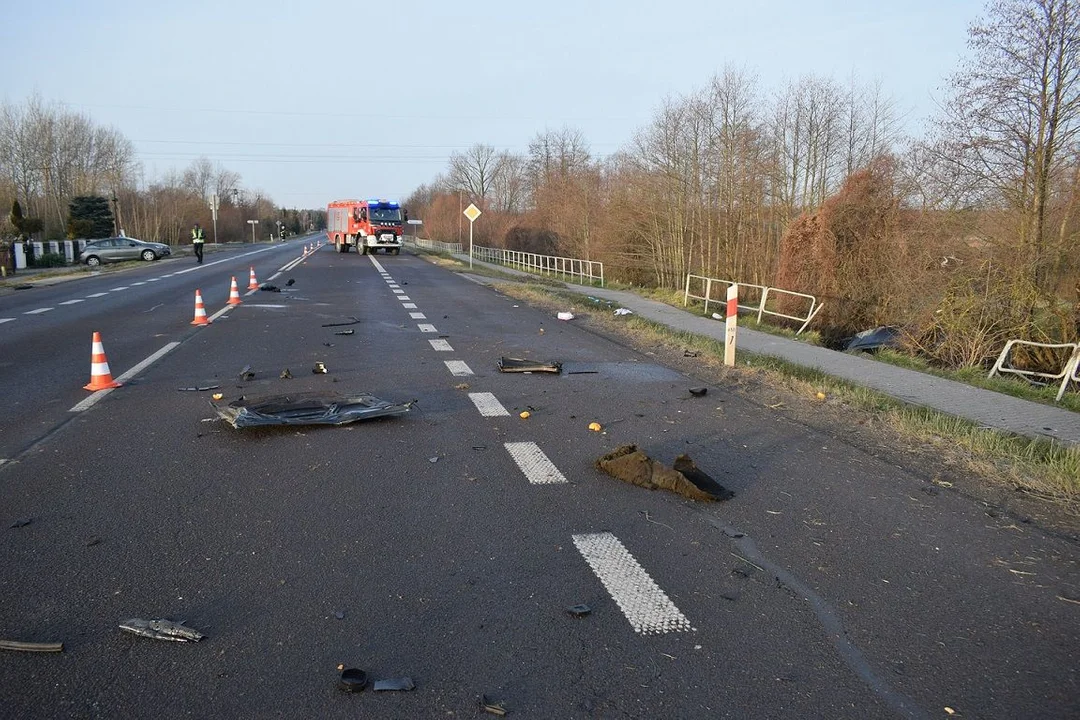 Powiat bialski: Passat uderzył w barierkę i przepust. Dwie osoby w szpitalu