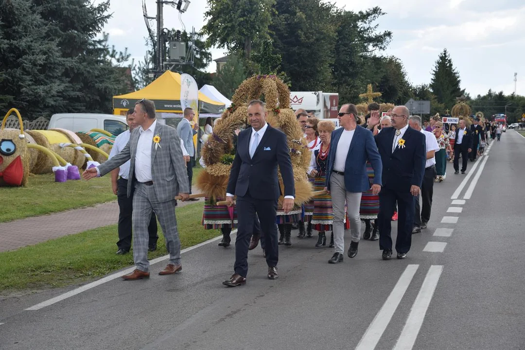 Dożynki Powiatowe w Drelowie 2023. Korowód i prezentacja wieńców