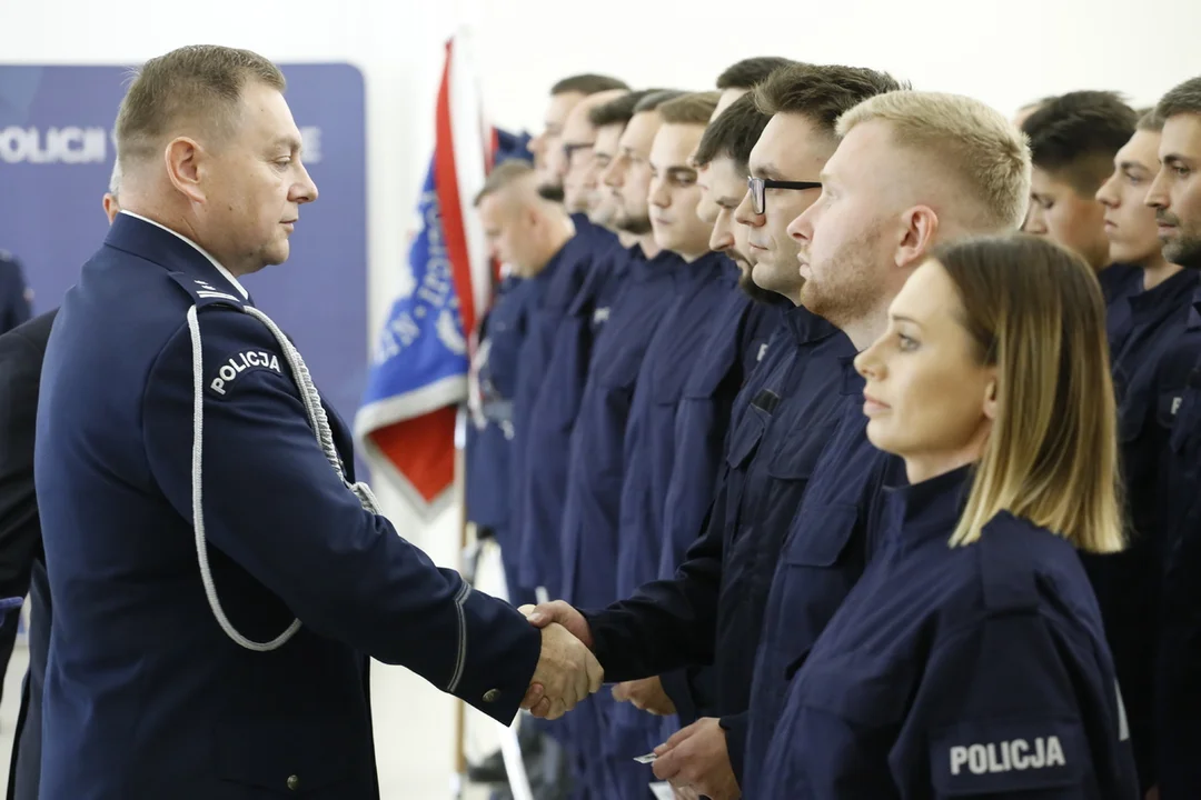 Lubelski garnizon ma nowych policjantów. Wręczono też odznaczenia i przyznano awanse