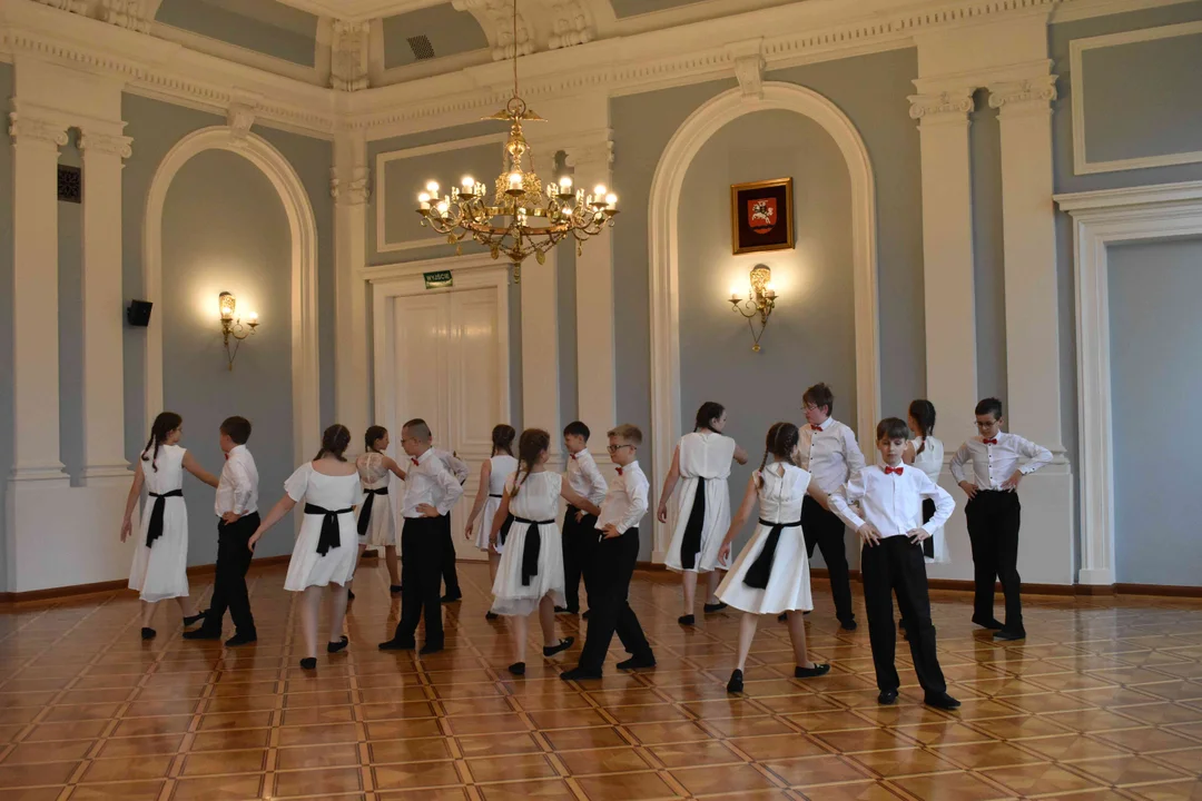 SP w Końskowoli waczy w konkursie "Piątka z narodowych"