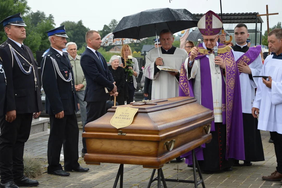 Uroczystość pogrzebowa proboszcza parafii w Ratoszynie ks. Józefa Rychtera