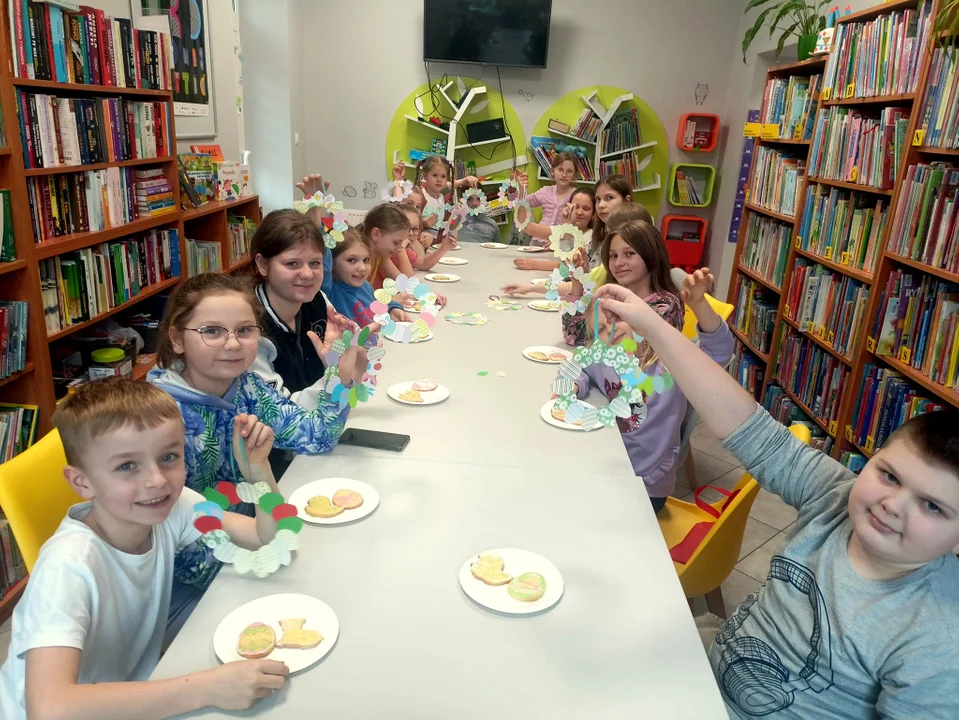 Gminna Biblioteka Publiczna Łukowie zaprosiła na świąteczne warsztaty (zdjęcia) Powstały pisanki, kurczaczki, palmy i zajączki - Zdjęcie główne