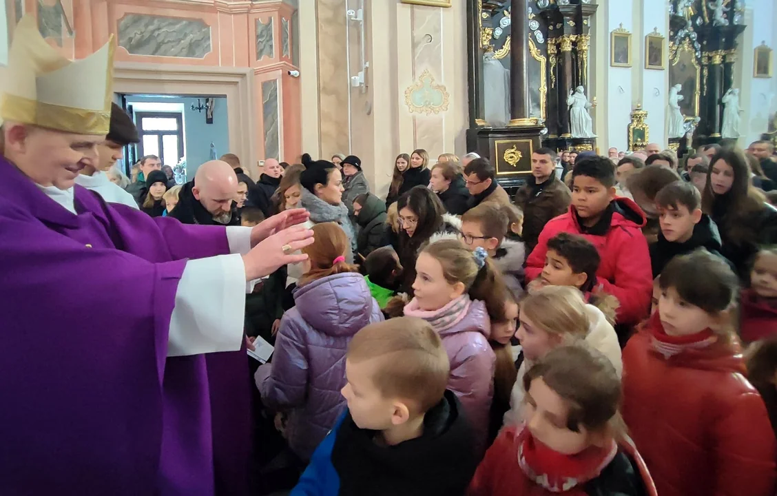 Dzieci z rodzicami modliły się podczas mszy św. z udziałem Bpa Grzegorza Suchodolskiego. Błogosławieństwo przez nałożenie rąk