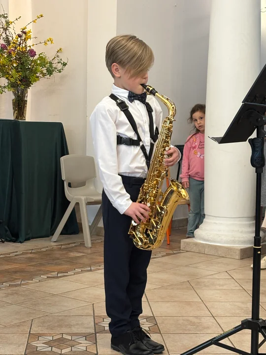 Wiosna wybrzmiała w Dworku w Miętnem. Młodzi artyści zachwycili publiczność