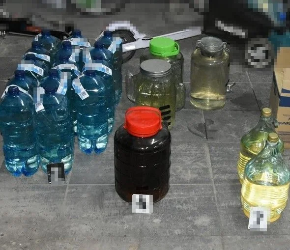 Biała Podlaska: Wezwani na domową interwencje policjanci znaleźli nielegalny alkohol - Zdjęcie główne