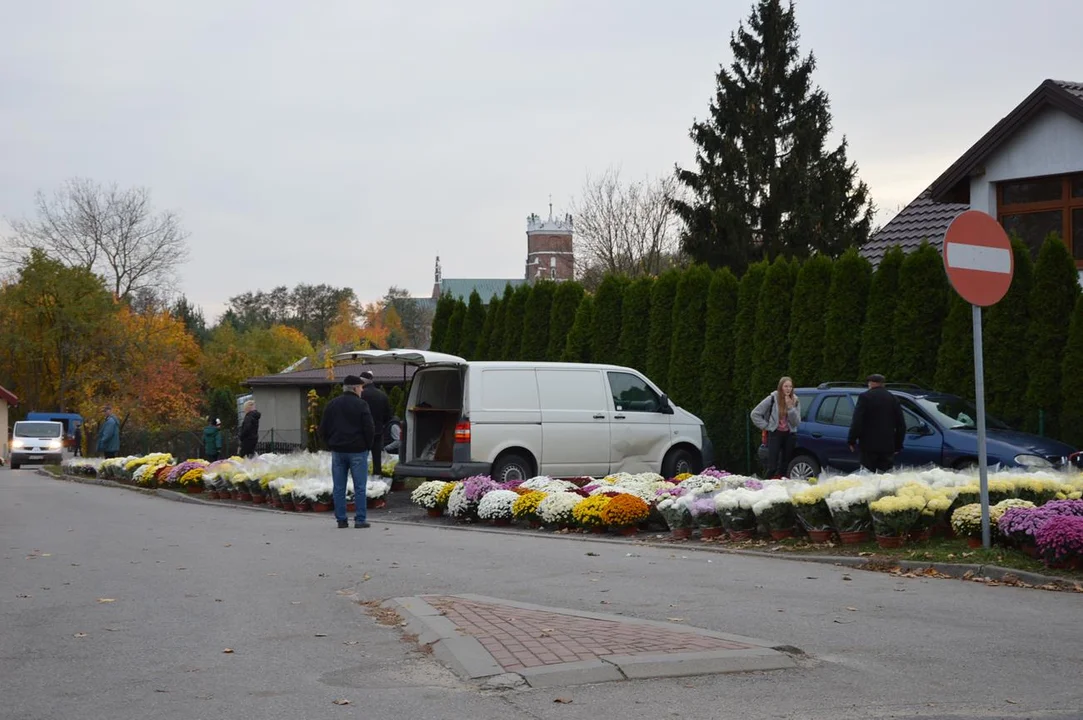 Przedświąteczny ruch przy cmentarzach w Chodlu i Poniatowej