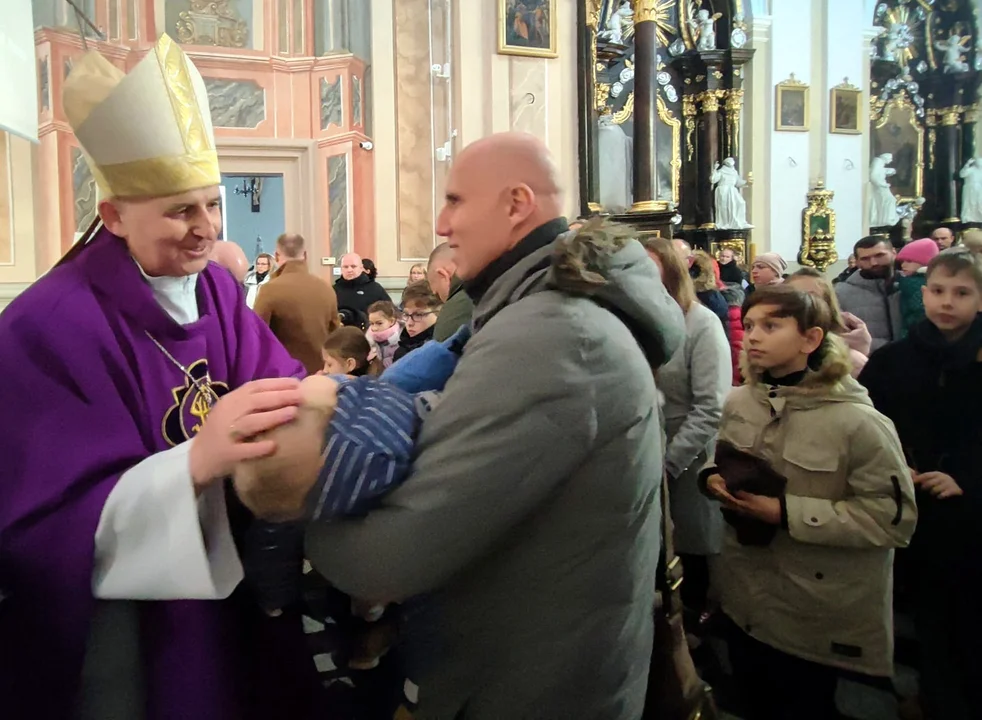 Dzieci z rodzicami modliły się podczas mszy św. z udziałem Bpa Grzegorza Suchodolskiego. Błogosławieństwo przez nałożenie rąk