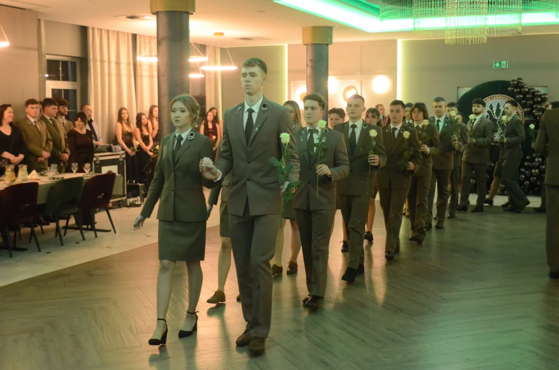 Polonez, elegancja i pierwszy krok w dorosłość. Studniówka „Leśnika” trwa (foto) - Zdjęcie główne