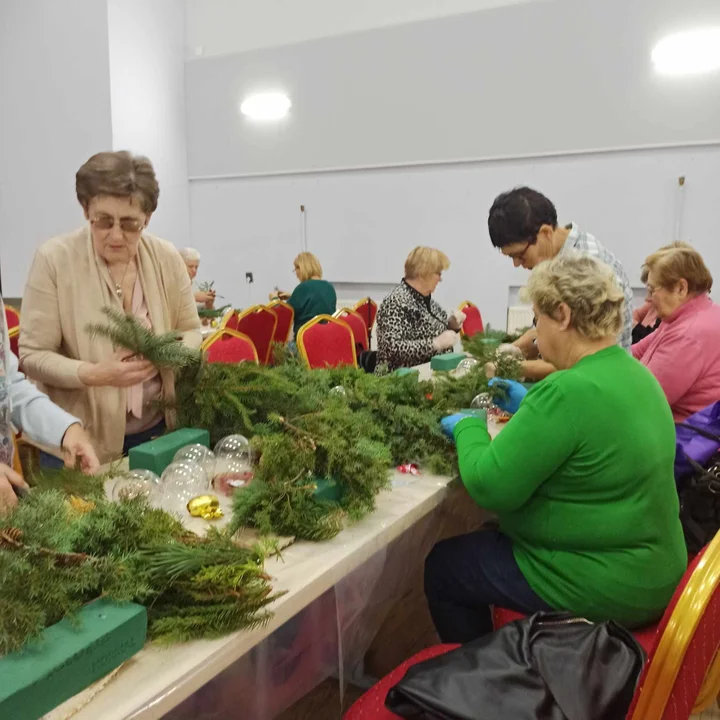 Seniorzy z gminy Trzebieszów zrobili świąteczne stroiki