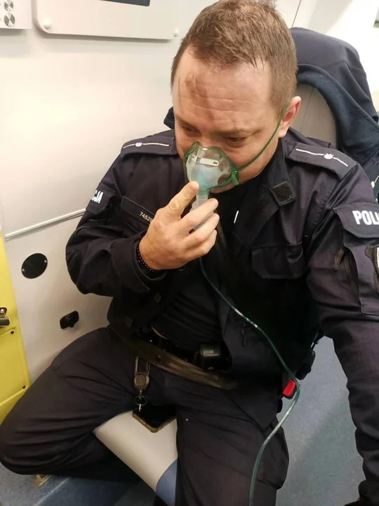 Lubelskie: Policjanci wynieśli 64-latka z płonącego budynku. Jeden w przeszłości uratował tonącą kobietę