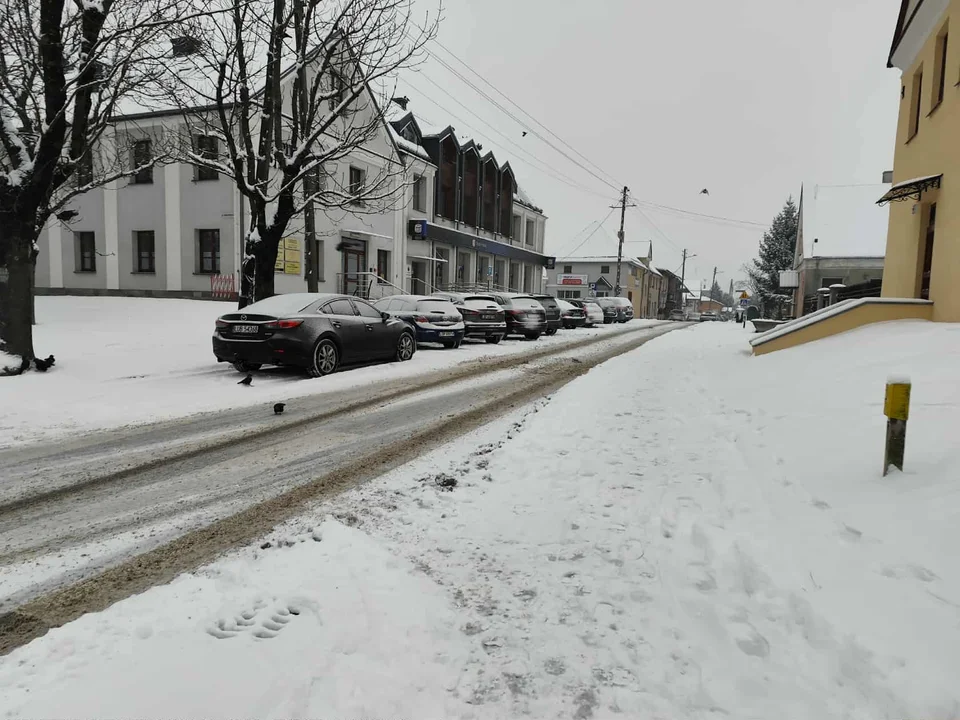 Powiat: Zima nie odpuszcza. Od rana trwa odśnieżanie dróg i chodników - Zdjęcie główne