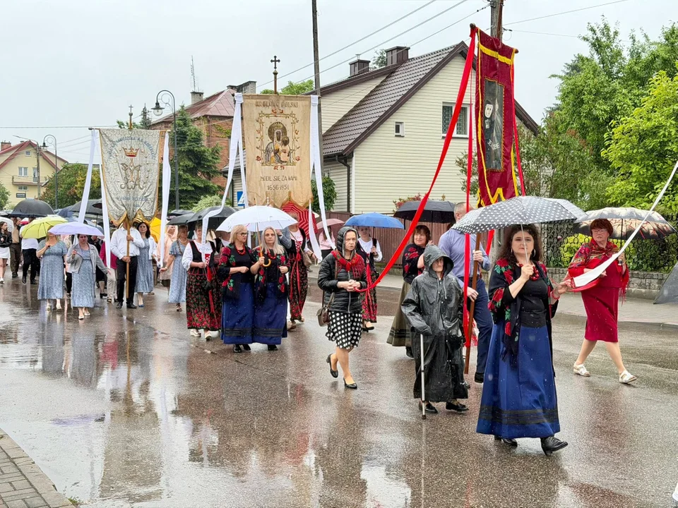 Mimo deszczu tłumnie ruszyli w procesjach. Tak mieszkańcy powiatu przeżywali Boże Ciało [ZDJĘCIA] - Zdjęcie główne