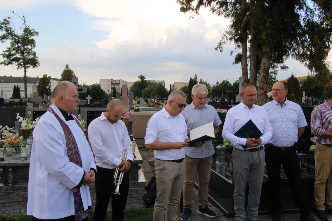 Nagrobek byłego burmistrza Łukowa Andrzeja Śledzia oficjalnie odsłonięty