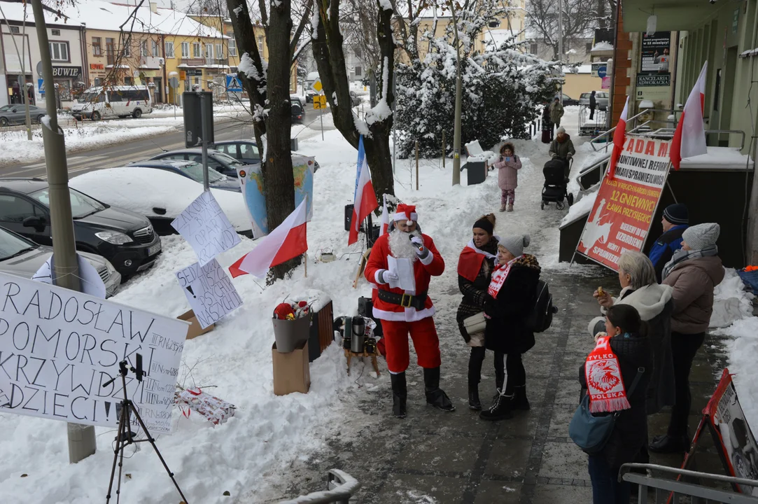 Opole Lubelskie: Spektakularny protest przed sądem. Mikołaj przyniósł sędziom rózgi (ZDJĘCIA, WIDEO) - Zdjęcie główne