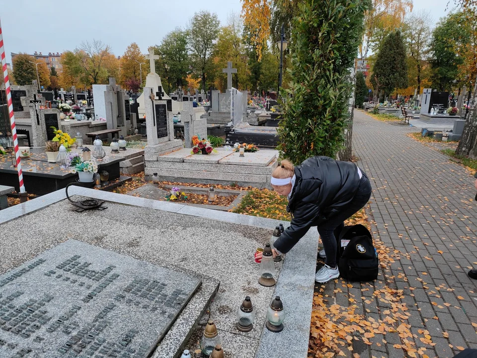 Uczniowie "Rolnika" zadbali o nagrobki na łukowskich cmentarzach