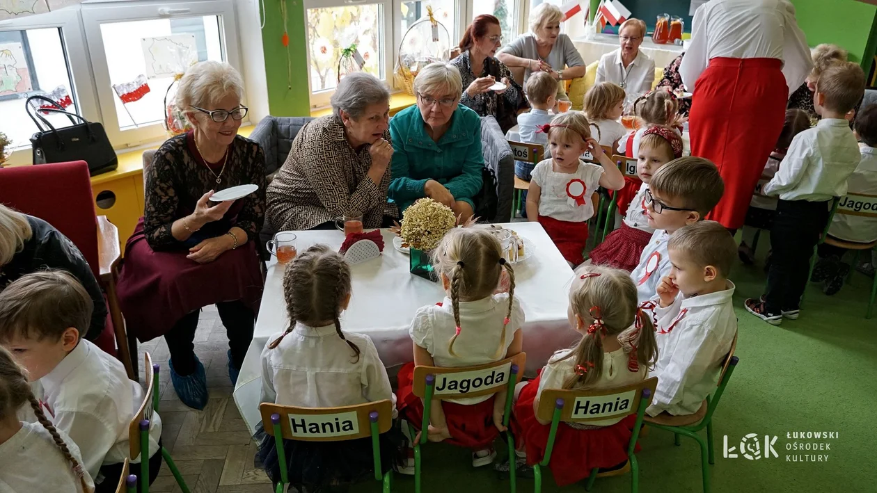 Uniwersytet Trzeciego Wieku i przedszkole nr 2 wspólnie obchodzili święto 11 listopada