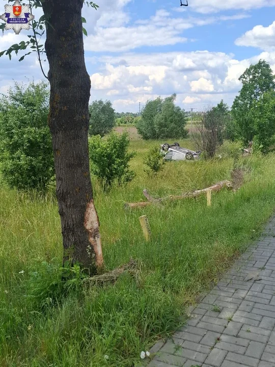 Lubelskie: Osobówka zjechał do rowu i dachowała. Kierowca ranny