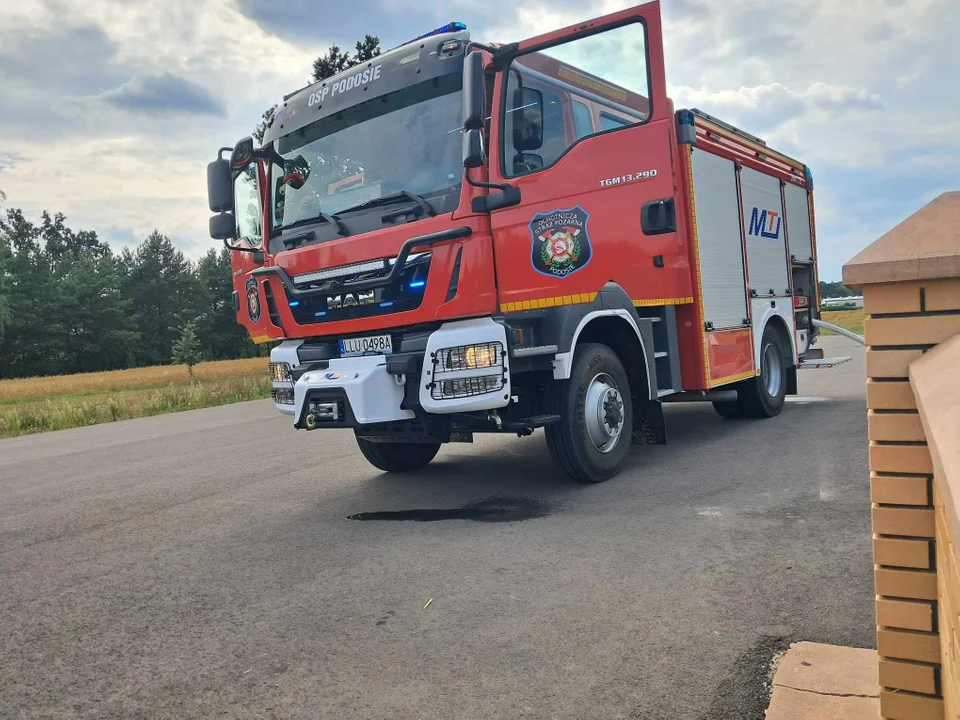 Pożar lasu obok cmentarza parafialnego w Hucie Dąbrowie