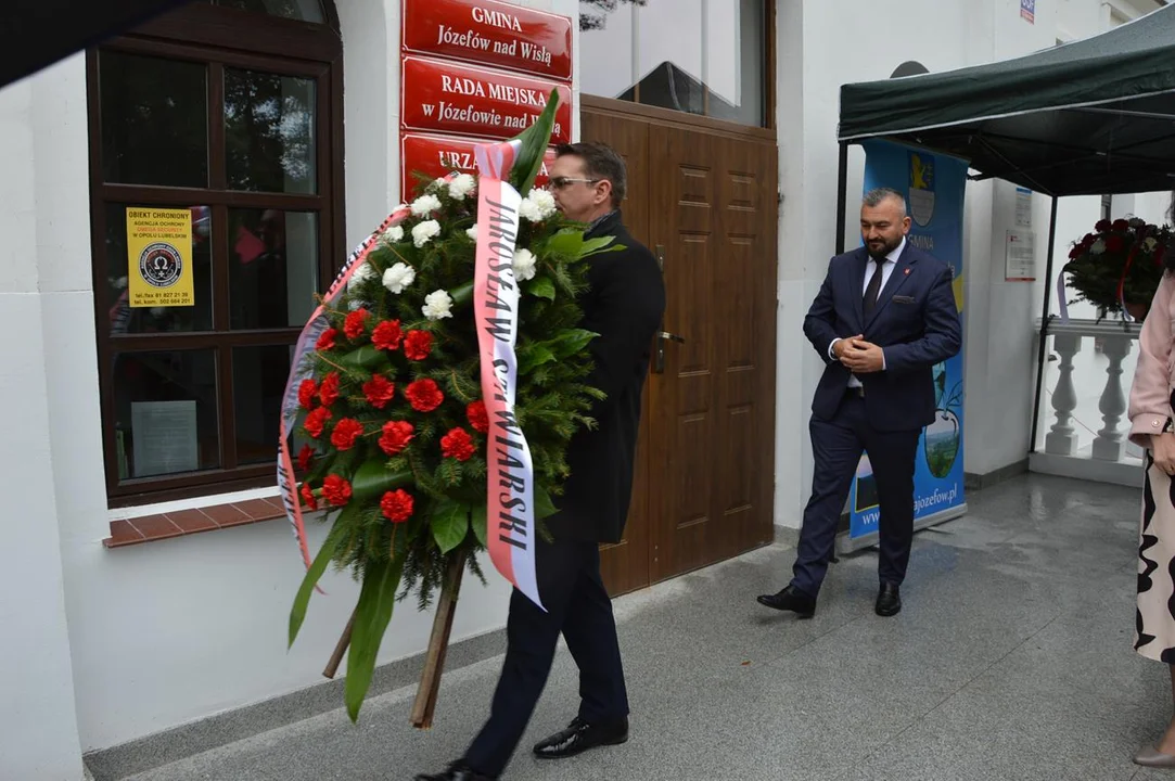 Odsłonięcie tablicy pamiątkowej poświęconej Żydom z Józefowa nad Wisłą zamordowanym podczas akcji "Reinhard"