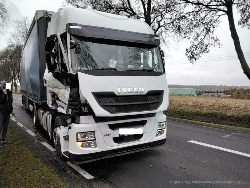 Ciężarówka zderzyła się z ciągnikiem rolniczym. Jedna osoba jest ranna