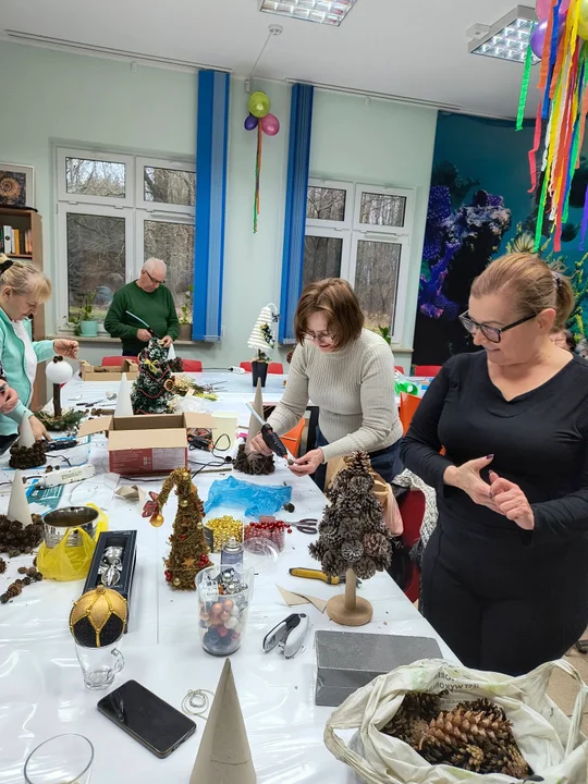 Seniorzy robią choinki