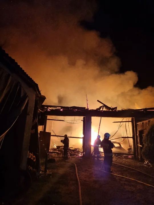 Powiat łukowski: Nocny pożar budynku. Ogień gasiło kilka zastępów strażaków - Zdjęcie główne