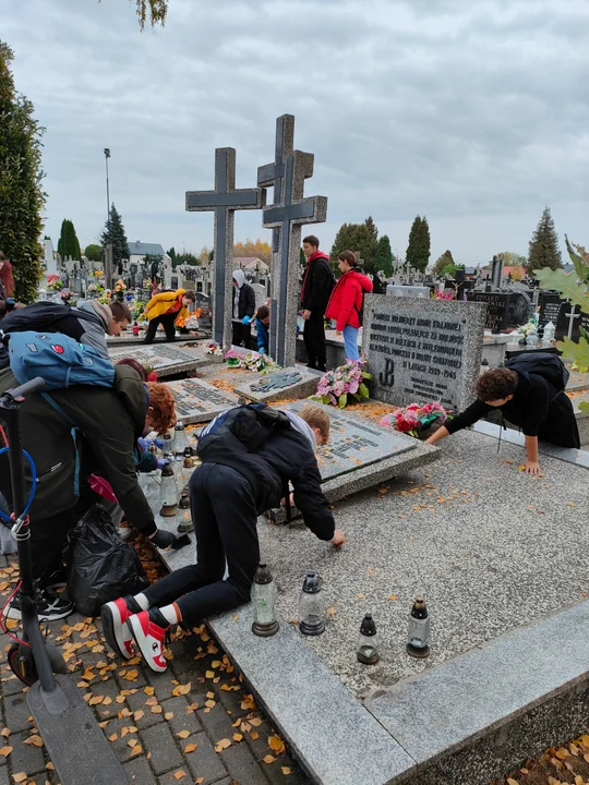 Uczniowie „Rolnika”  zadbali o nagrobki na łukowskich cmentarzach. (ZDJĘCIA) Zapalili także znicze na cmentarzu wojskowym - Zdjęcie główne