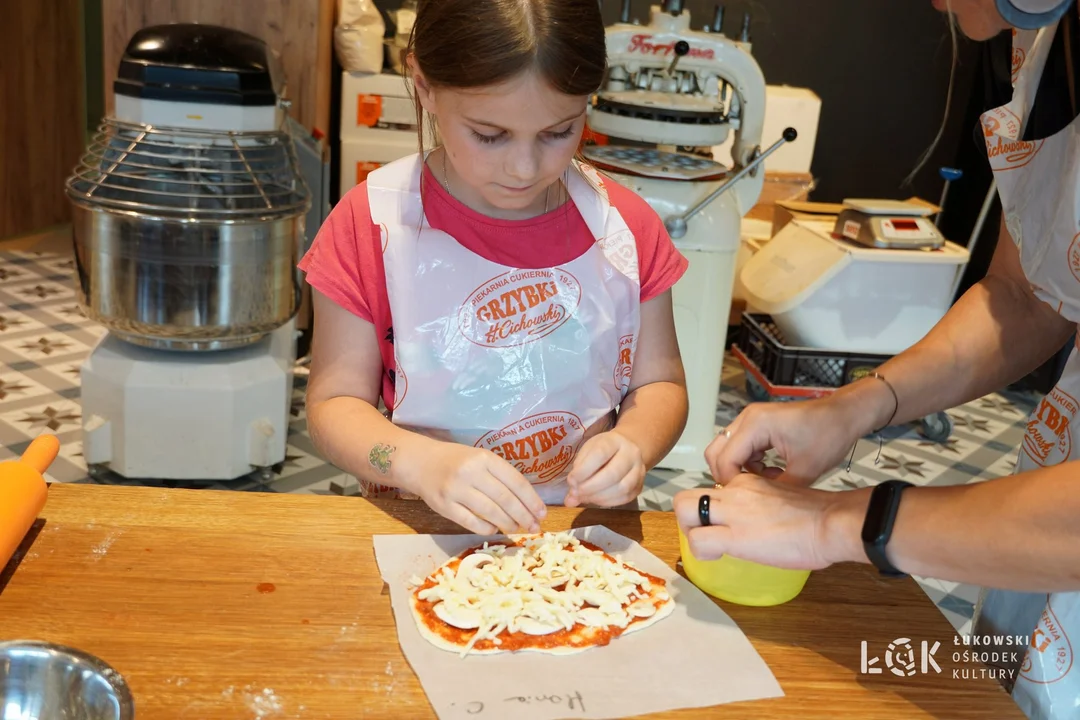 Wakacje z ŁOK. Dzieci piekły własne bułki, chałki oraz pizzę