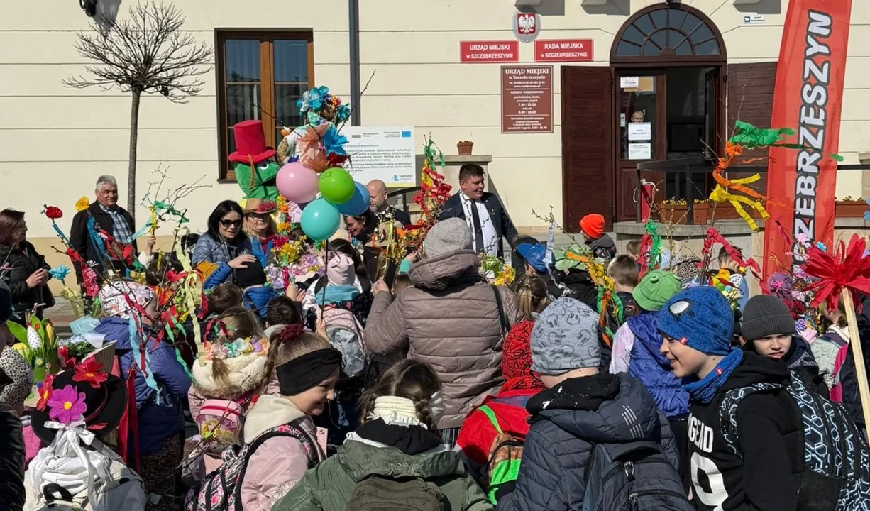 Szczebrzeszyn - tłum wita gościa