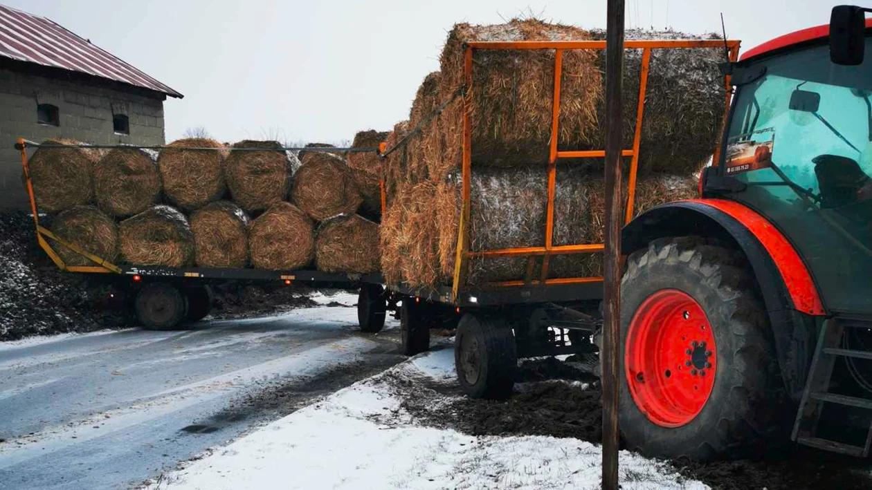 [AKTUALIZACJA] Uwaga kierowcy! Ciągnik stanął w poprzek drogi w Kijanach [FOTO] - Zdjęcie główne