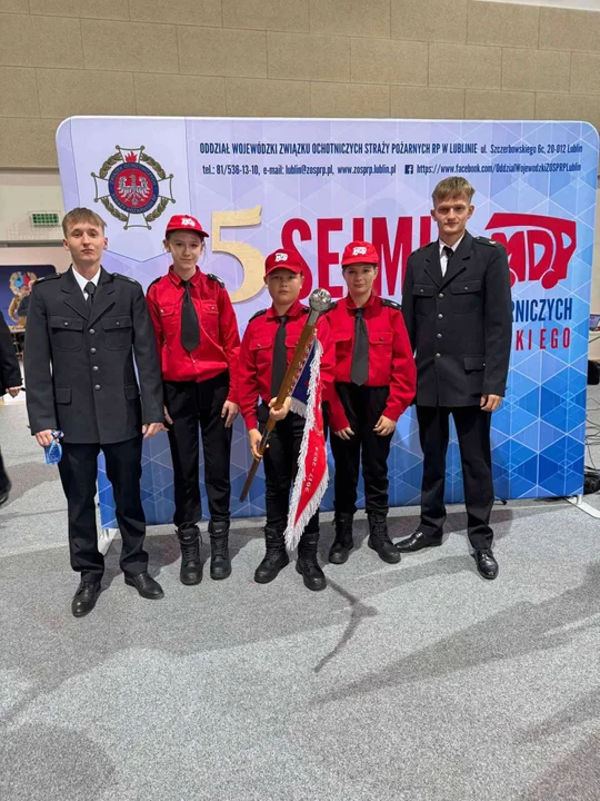 Młodzi druhowie z OSP KSRG Gręzówka na sejmiku w Białej Podlaskiej - Zdjęcie główne