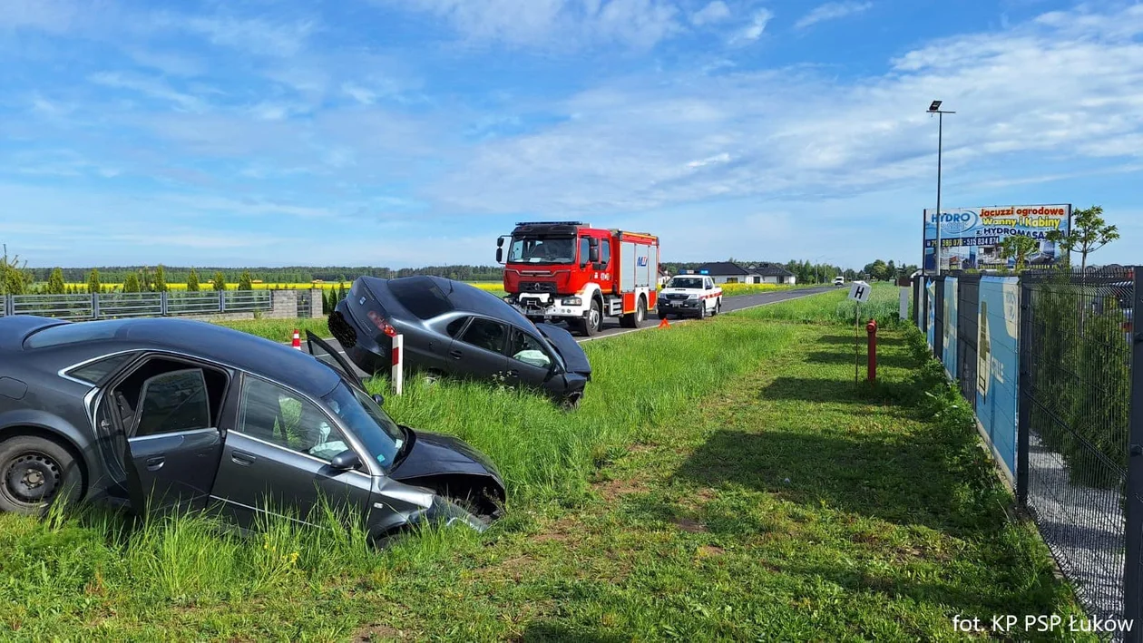 Dwa auta wylądowały w rowie w Świdrach - Zdjęcie główne