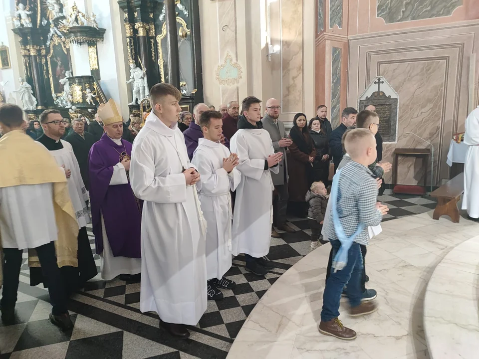 Biskup Grzegorz Suchodolski odwiedził Parafię Podwyższenia Krzyża Św. Ingres Biskupa z plebanii do kościoła i msza święta