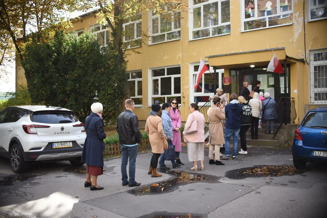 Lublinianie ruszyli na wybory. Wciąż kilkadziesiąt osób stoi w kolejkach [ZDJĘCIA]