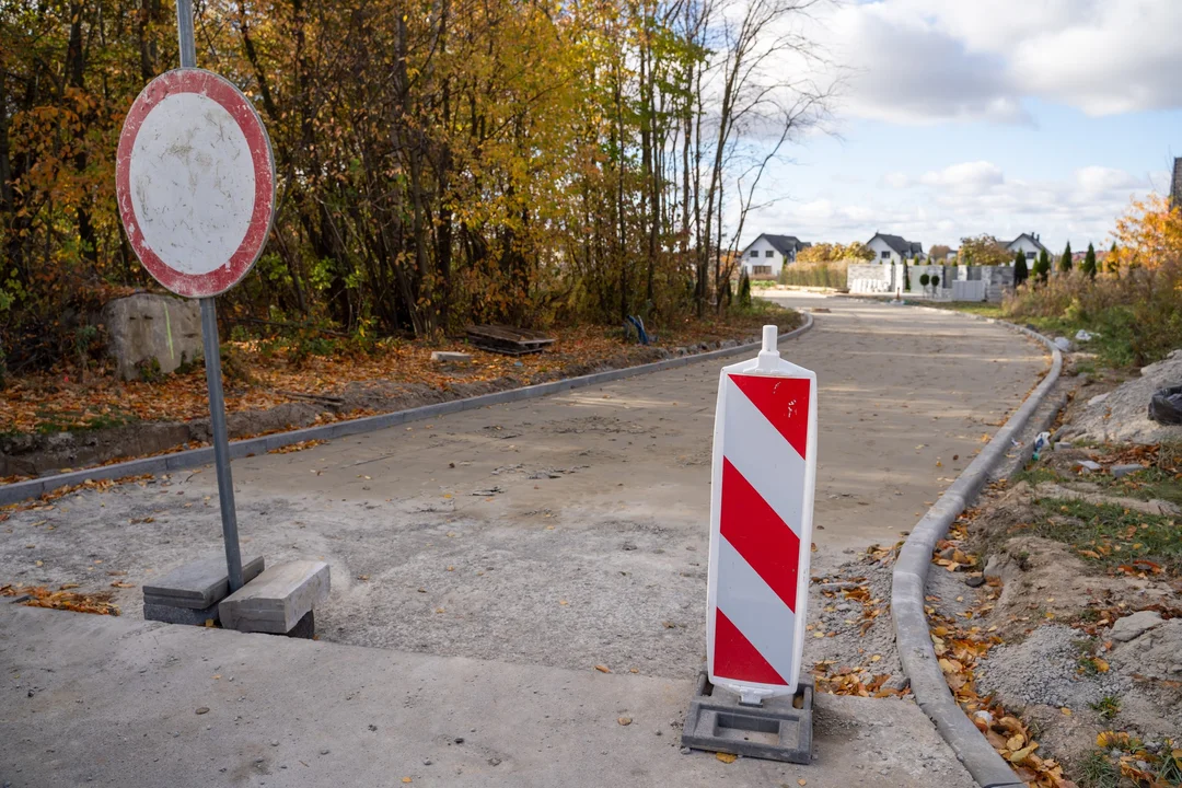 Koniec kałuż i błota. Trwa modernizacja ulicy Wacława Jawoszka w Łęcznej - Zdjęcie główne