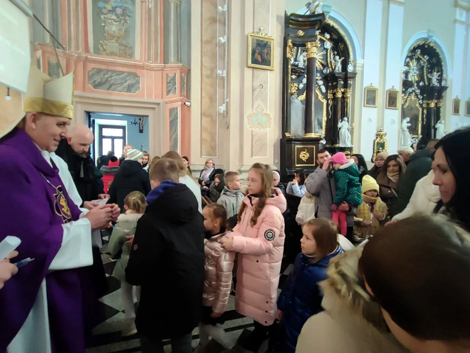 Dzieci z rodzicami modliły się podczas mszy św. z udziałem Bpa Grzegorza Suchodolskiego. Błogosławieństwo przez nałożenie rąk